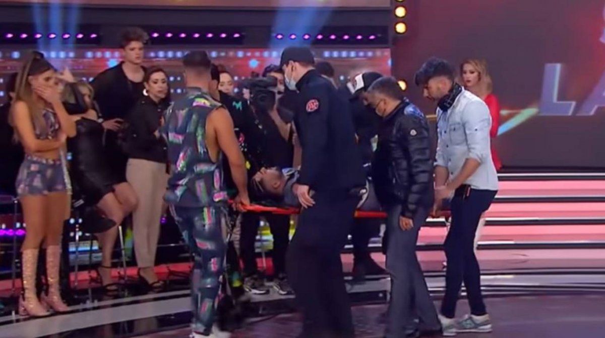 Al participante se lo llevaron en camilla.