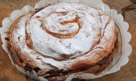 La receta de ensaimada con crema pastelera que queda esponjosa y deliciosa. La receta de ensaimada con crema pastelera que queda esponjosa y deliciosa.