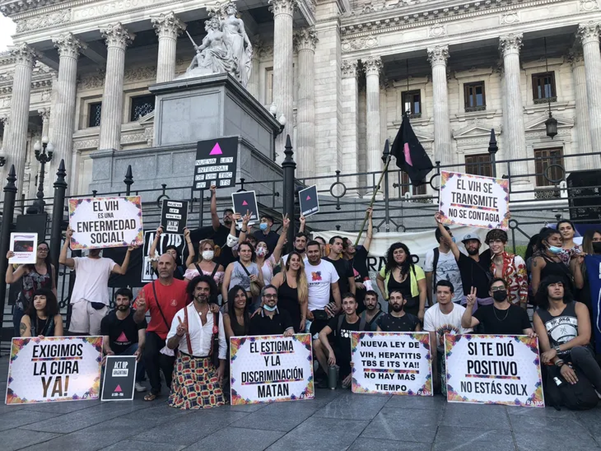 El día de sol radiante, con una temperatura inusualmente alta para esta época del año, contribuyó para que más gente se acercara al sector de la Plaza de los Dos Congresos, sobre Avenida Entre Ríos, donde se instaló un gran escenario y una pantalla gigante que retransmitía lo que ocurría en el recinto.