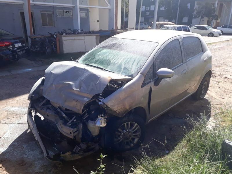 Insólito: quemaron un auto frente a la subcomisaría 1era y se fugaron