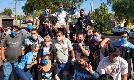 Los jugadores de Col&oacute;n, Emanuel Olivera, Gonzalo Escobar, Facundo Garc&eacute;s, Gast&oacute;n D&iacute;az, Cristian Bernardi y Wilson Morelo, se sumaron a una olla popular en barrio Santa Rosa de Lima.