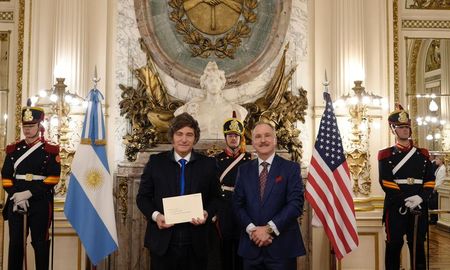 El presidente Javier Milei, acompañado por el canciller Pablo Quirno, recibió este martes las cartas credenciales del embajador de los Estados Unidos de América, Peter Lamelas. El presidente Javier Milei, acompañado por el canciller Pablo Quirno, recibió este martes las cartas credenciales del embajador de los Estados Unidos de América, Peter Lamelas.