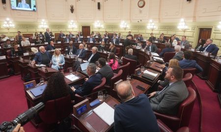 La comisión Redactora, tras una reunión con la comisión de Funcionamiento del Estado, incorporó la palabra “intransferible” en el artículo referido a la Caja de Jubilaciones. La comisión Redactora, tras una reunión con la comisión de Funcionamiento del Estado, incorporó la palabra “intransferible” en el artículo referido a la Caja de Jubilaciones.