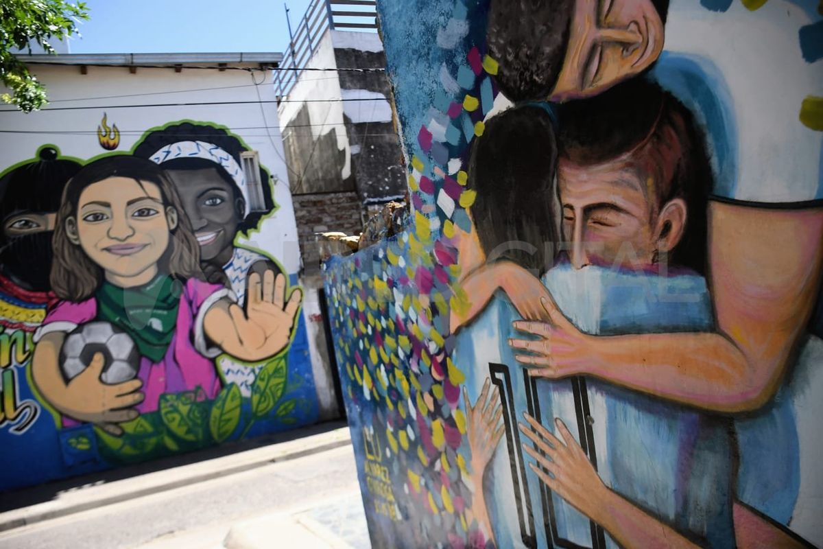 Más de 30 murales engalanan las calles del barrio de Messi.