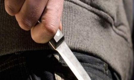 Golpeó, pateó y amenazó de muerte a su pareja con un cuchillo