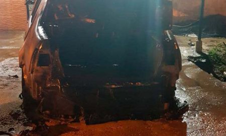Rosario: le incendiaron el auto en la puerta de la casa como una emboscada para matarlo. Rosario: le incendiaron el auto en la puerta de la casa como una emboscada para matarlo.