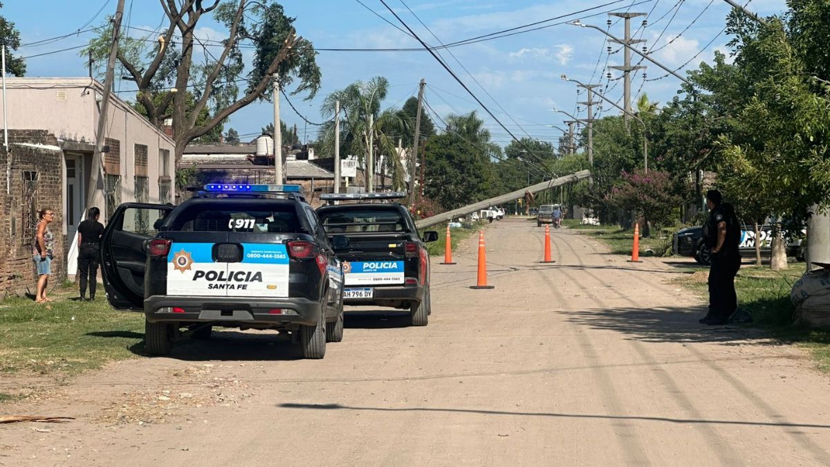 La motocicleta circulaba por Callej&oacute;n Aguirre cuando el conductor no logr&oacute; visualizar los conos colocados para advertir el peligro y termin&oacute; impactando contra el poste.