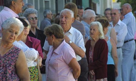 Los jubilados tuvieron una caída en sus ingresos del 32% interanual en términos reales. Los jubilados tuvieron una caída en sus ingresos del 32% interanual en términos reales.