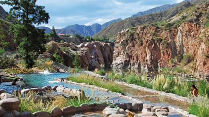 Escapada de descanso a un paraíso de aguas termales en Mendoza frente a la Cordillera