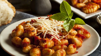 ¿Cuánto cuesta un plato de ñoquis con salsa boloñesa en el clásico Filo Ristorante?