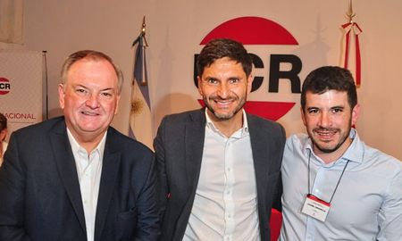 Felipe Michlig, Maximiliano Pullaro y Leonel Chiarella, el flamante presidente de la UCR. Felipe Michlig, Maximiliano Pullaro y Leonel Chiarella, el flamante presidente de la UCR.