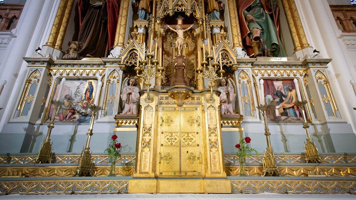 El altar mayor fue tallado en Austria y ubicado en 1918, en el lado este se encuentra la figura de San Jerónimo, patrono de Santa Fe. San Roque, que era el patrono de los naturales se ubica al oeste. En ese entonces ambos contaban con gran popularidad entre los creyentes, la decisión por cuál de los dos se convertiría en el patrono de Santa Fe se llevó a votación.
