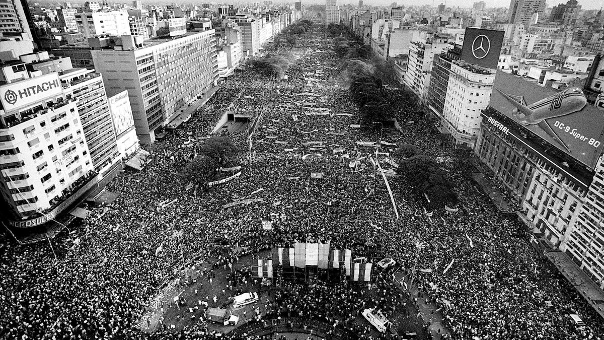 El 26 de octubre de 1983, cuatro días antes de las elecciones, la UCR realizó un masivo acto en la Avenida 9 de Julio. El 26 de octubre de 1983, cuatro días antes de las elecciones, la UCR realizó un masivo acto en la Avenida 9 de Julio.