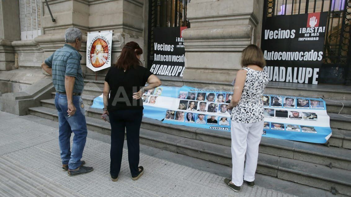 En medio de la escalada de violencia, Santa Fe se manifestó en la Plaza 25 de Mayo 
