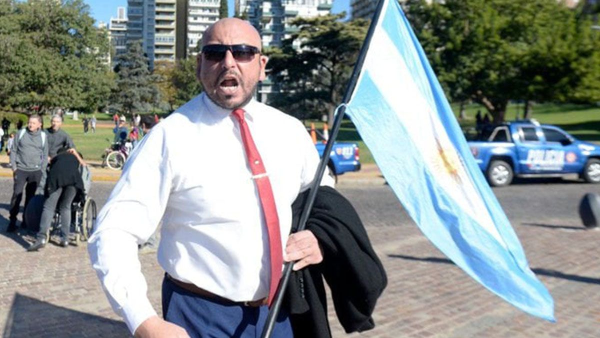 El hombre es conocido en Rosario por haber tenido otras conductas violentas durante marchas y manifestaciones.&nbsp;