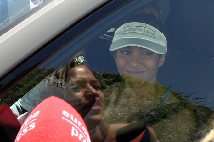 Shakira se burló de su situación sentimental con una visera.