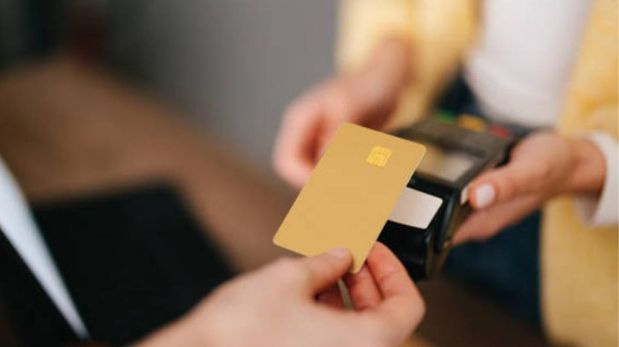 La morosidad con tarjetas de crédito crece en Argentina: tasas altísimas, salarios estancados y un consumo que no afloja.