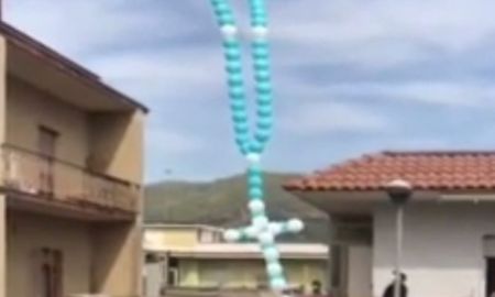 plegaria al cielo: lanzan desde italia un rosario de globos para argentina plegaria al cielo: lanzan desde italia un rosario de globos para argentina