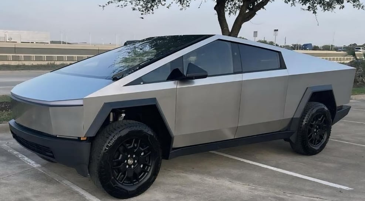 Javier Milei y su hermana, Karina, manejaron un Tesla Cybertruck.