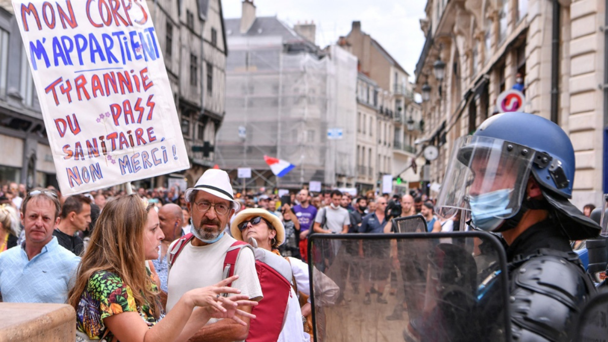 En Francia, miles de ciudadanos rechazan la obligatoriedad del pasaporte sanitario y lo consideran una restricción en sus derechos.
