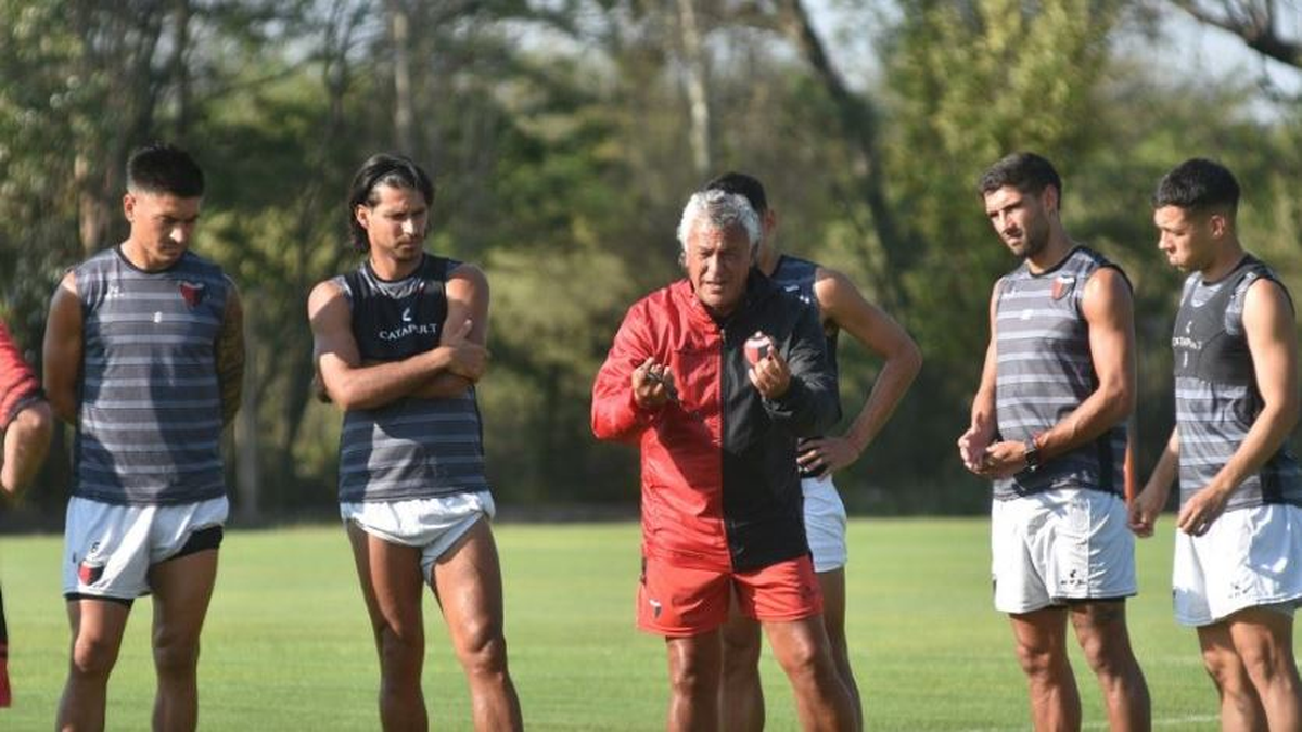 Antes de la práctica, los jugadores, cuerpo técnico y algunos dirigentes se reunirán. Antes de la práctica, los jugadores, cuerpo técnico y algunos dirigentes se reunirán.