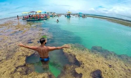 La formación de las famosas piscinas naturales depende del movimiento diario del mar; los guías locales utilizan tablas de mareas precisas para garantizar la mejor visibilidad de los arrecifes de coral. La formación de las famosas piscinas naturales depende del movimiento diario del mar; los guías locales utilizan tablas de mareas precisas para garantizar la mejor visibilidad de los arrecifes de coral.