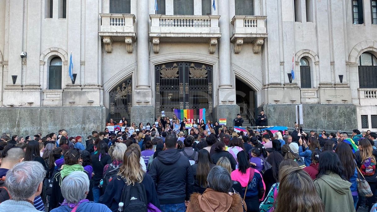 Una multitud se concentró frente a Tribunales el miércoles 24 de agosto, cuando se realizó la audiencia imputativa a Héctor Damián Barrero por el transfemicidio de Alejandra Ironici.