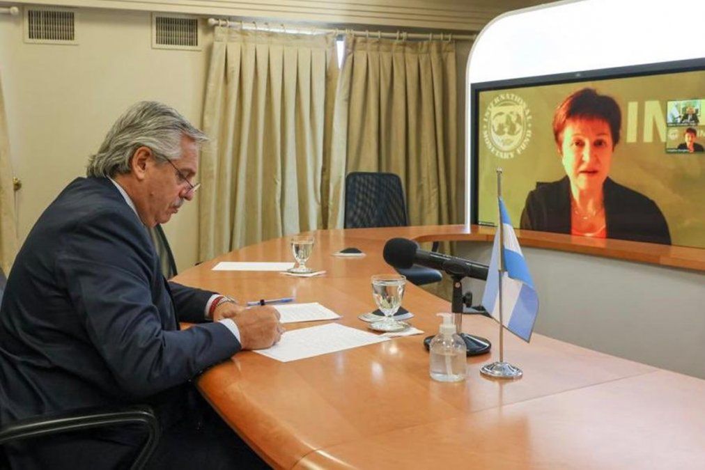 El presidente Alberto Fernández en una reunión virtual con la titular del Fondo