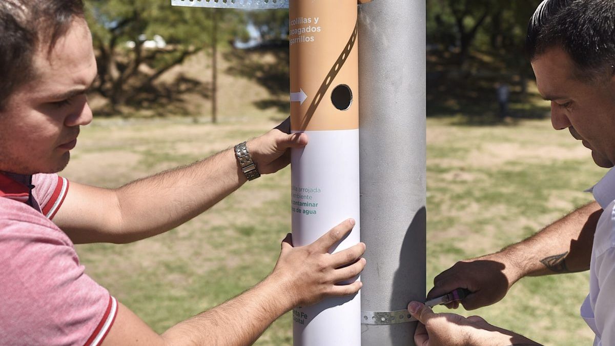 Con estos recipientes, buscan disminuir el impacto ambiental que generan las colillas de cigarrillos en la vía pública.