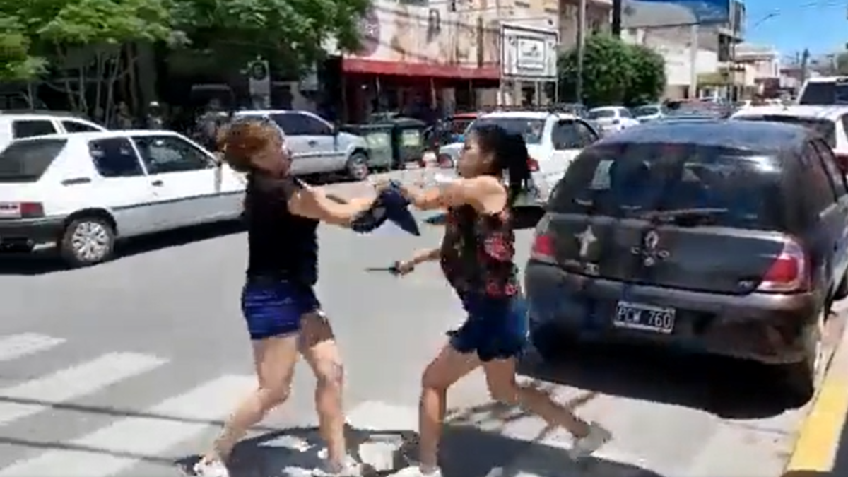 Dos mujeres se pelearon en plena calle y una terminó apuñalada: Está re loca