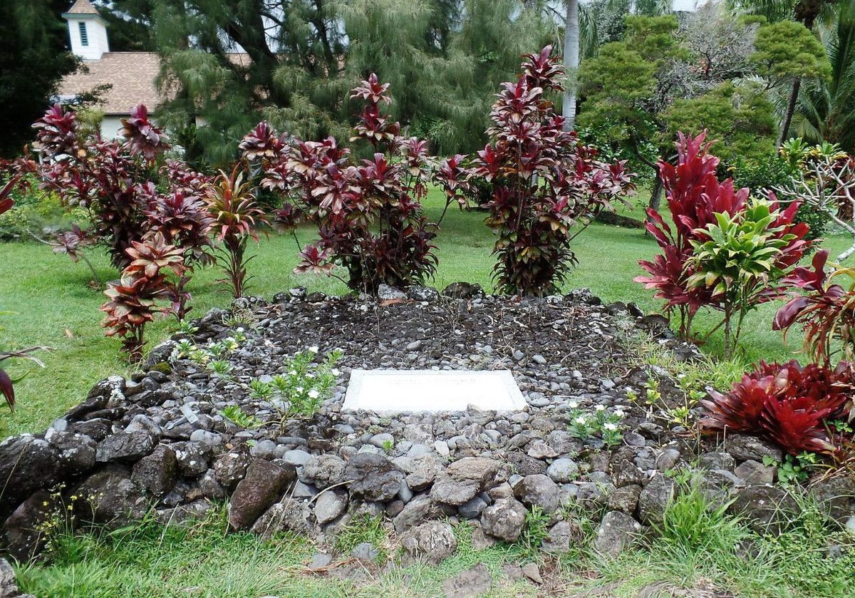 Los restos de Lindbergh descansan en los terrenos de la iglesia Palapala Ho'omau, en Kipahulu, Maui. En su sencilla lápida, se cita el salmo 139.9 de la Biblia: “If I take the wings of the morning. And dwell in the uttermost parts of the sea” ( Los restos de Lindbergh descansan en los terrenos de la iglesia Palapala Ho'omau, en Kipahulu, Maui. En su sencilla lápida, se cita el salmo 139.9 de la Biblia: “If I take the wings of the morning. And dwell in the uttermost parts of the sea” (