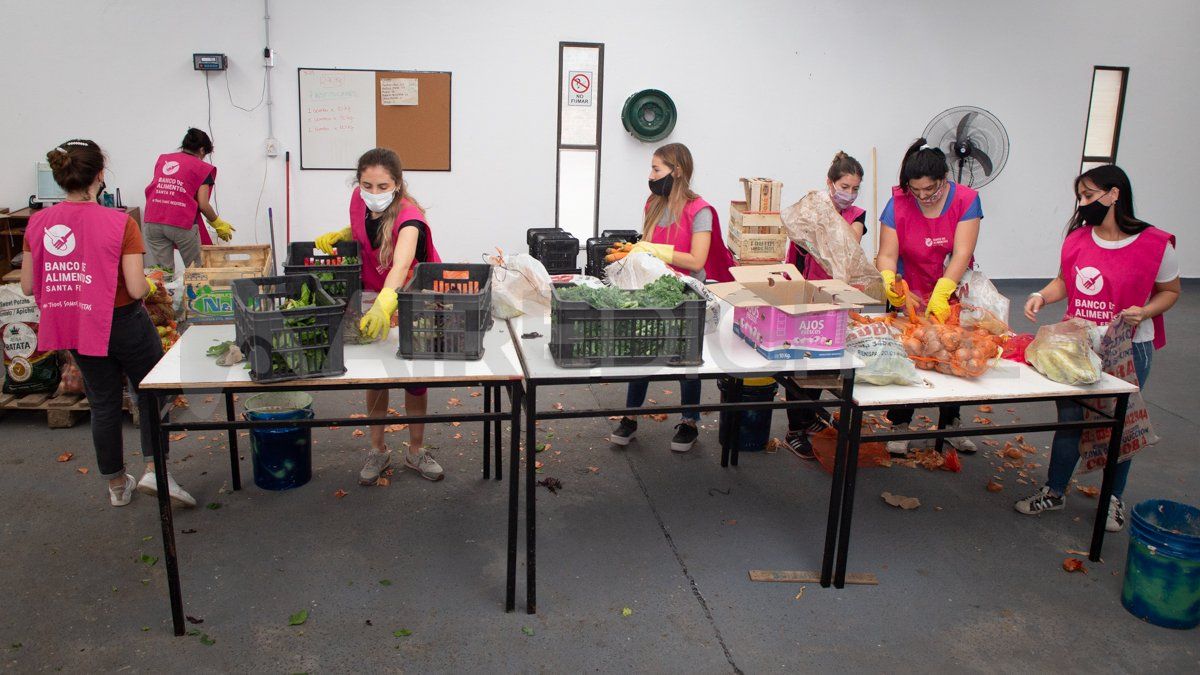 Los trabajadores del centro de recupero clasifican los productos donados por los puesteros.