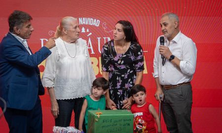 Los vecinos de barrio Upcn se unieron para donar cuatro cajas solidarias. Los vecinos de barrio Upcn se unieron para donar cuatro cajas solidarias.