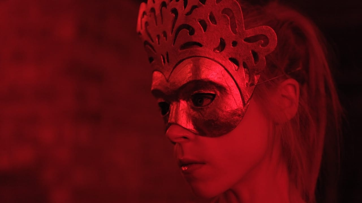 Con Antonia Campbell-Hughes (Bright Star) en su primer rol principal y Julian Morris (Cry Wolf) a la cabeza, Kelly + Victor llegó a Amazon Prime Video.