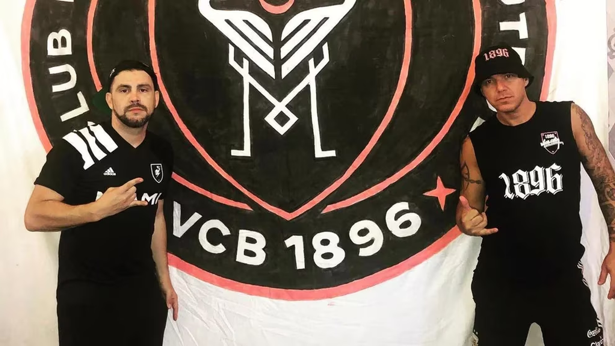 Edgardo “Cachito” Cascardo junto a un compañero de la hinchada del Inter Miami.