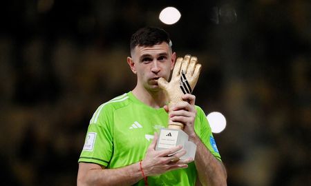 El arquero de la Selección Argentina contó que lo llevó a realizar ese festejo alocado en la premiación, tras coronorase campeón del mundo. El arquero de la Selección Argentina contó que lo llevó a realizar ese festejo alocado en la premiación, tras coronorase campeón del mundo.