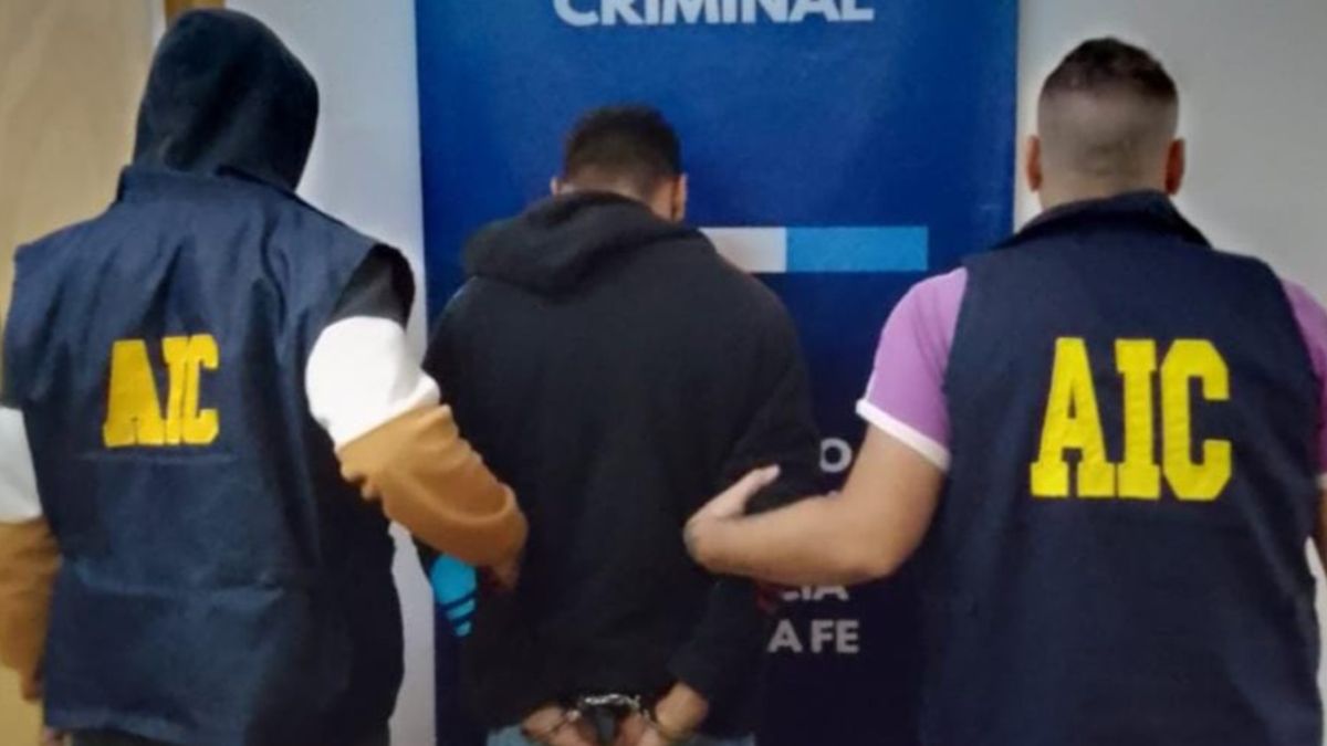 El acusado fue arrestado por detectives de la AIC el pasado domingo tras un allanamiento en Villa Oculta. 