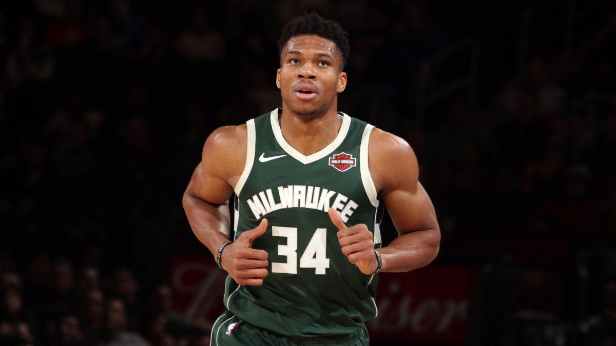 Giannis Antetokoumpo podría cambiar de franquicia en la NBA el año próximo cuando quede libre.