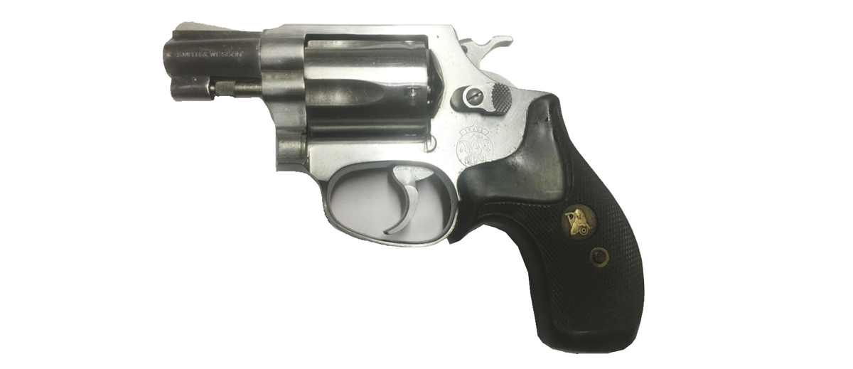 El padre de la víctima le disparó 5 veces con un revólver Smith & Wesson calibre 38.