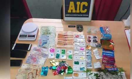En el allanamiento se secuestró cocaína y marihuana, entre otros elementos de interés En el allanamiento se secuestró cocaína y marihuana, entre otros elementos de interés