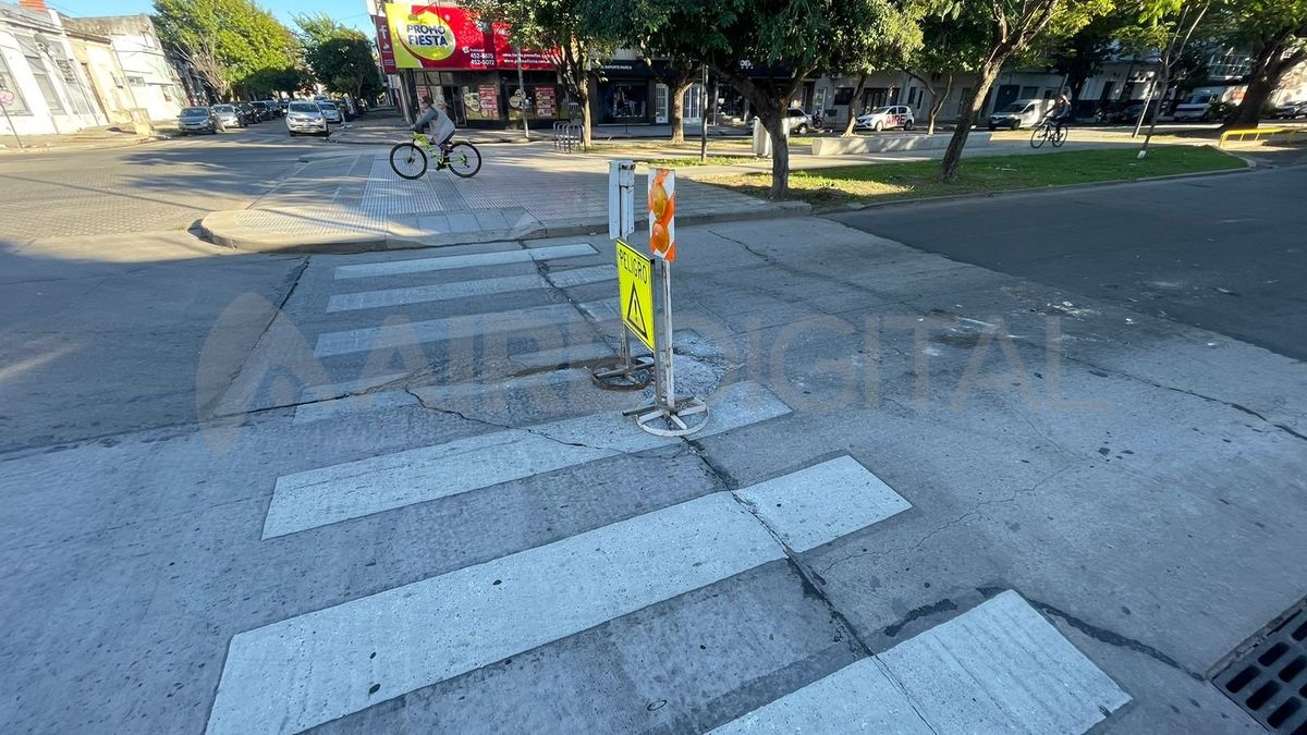 Calzada reducida en Avenida Freyre y calle Catamarca. Calzada reducida en Avenida Freyre y calle Catamarca.