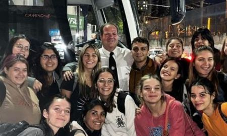Darío convierte cada viaje en una experiencia de unión y contención para los jóvenes. Darío convierte cada viaje en una experiencia de unión y contención para los jóvenes.