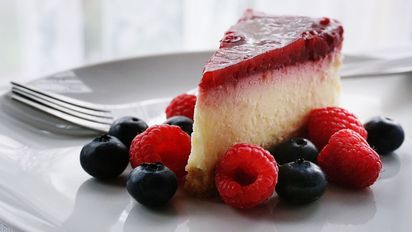 Cheesecake de frutos rojos: cómo hacerlo con solo 5 ingredientes