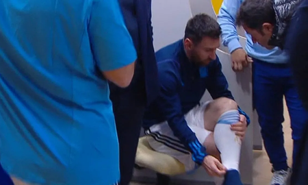 Lionel Messi en el vestuario del estadio de la bombonera. Lionel Messi en el vestuario del estadio de la bombonera.