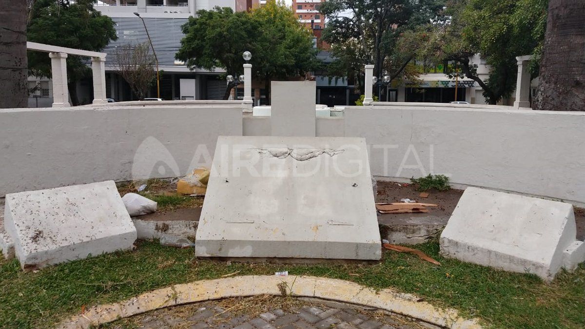Los hechos vand&aacute;licos en los espacios verdes de la ciudad no cesan. Esta vez se llevaron las placas de la plaza Constituyentes.&nbsp;