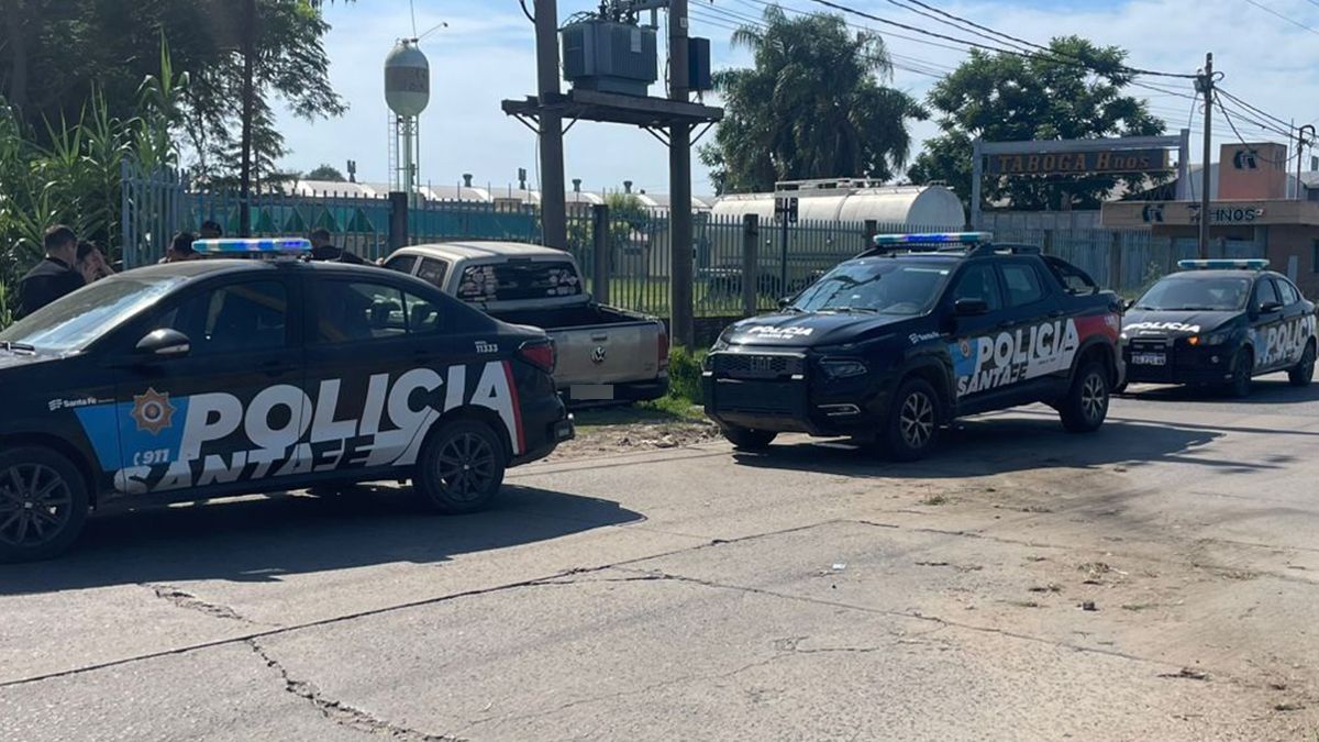 Personal policial trabajando en el lugar donde quedó la camioneta involucrada en el accidente en avenida Aristóbulo del Valle