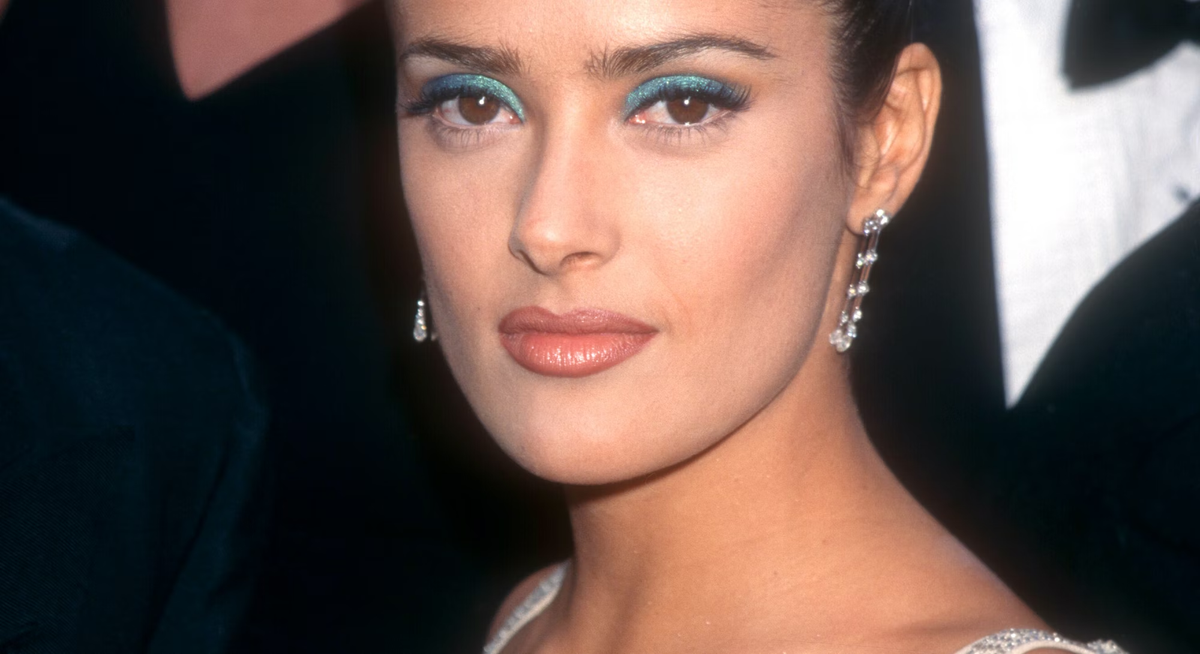 Salma Hayek con un grueso delineado azul brilloso.