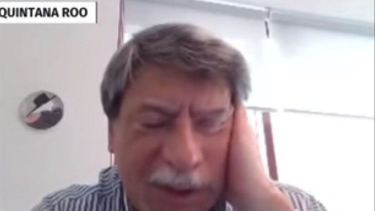 Maestro al borde del llanto es ayudado por sus alumnos para dar la clase virtual