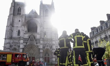Los bomberos trabajan desde muy temprano para extinguir el fuego. Los bomberos trabajan desde muy temprano para extinguir el fuego.