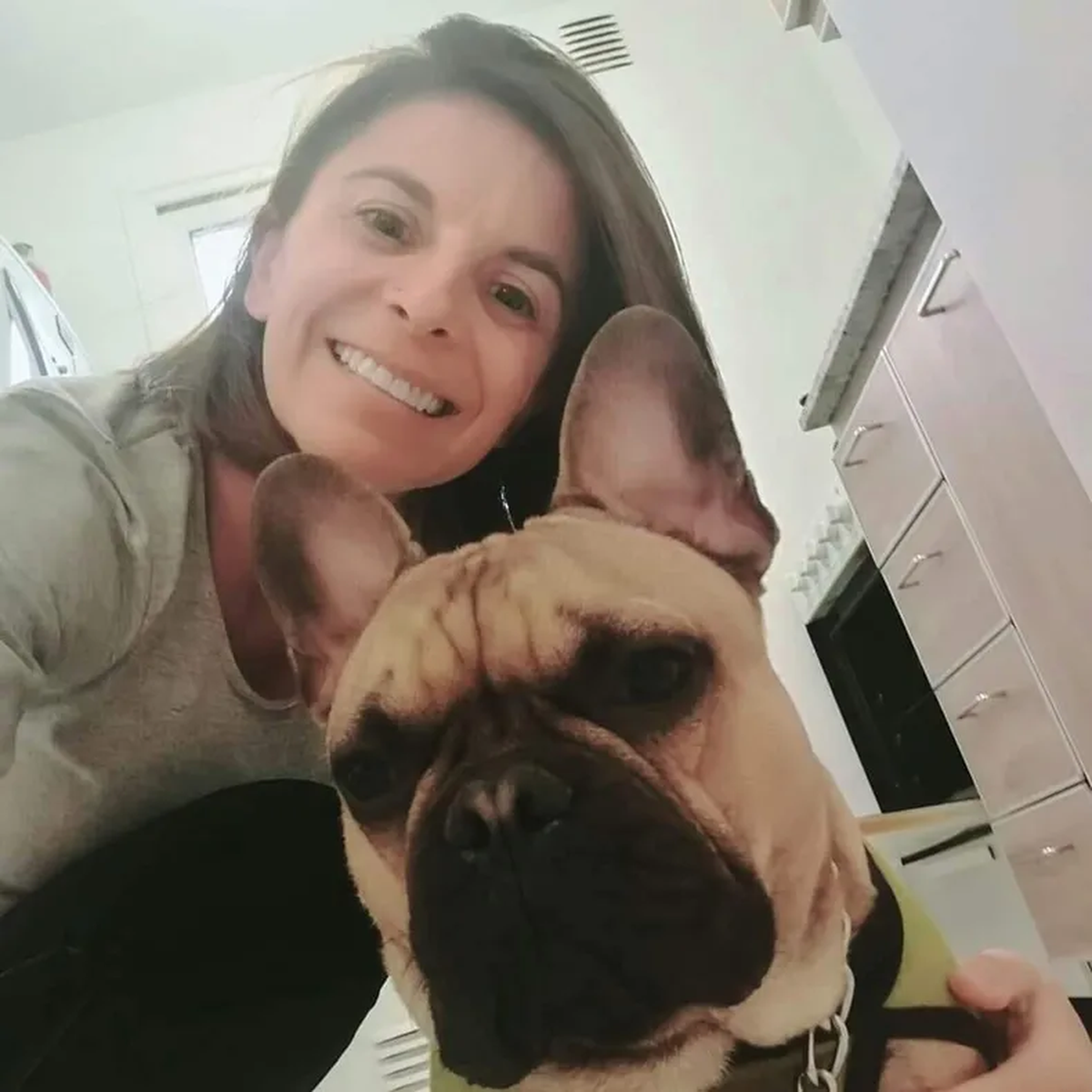 Melina Romero junto a su perro.